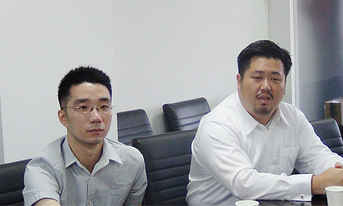 新加坡资讯通信发展管理局中国区司长、新加坡驻上海总领事馆信息产业处领事庄庆维（右）