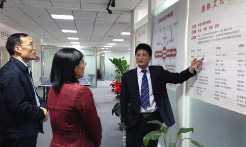 （左一）宁波市智慧城市研究院院长　顾德道　　　 　　　　　　。ㄗ蠖）宁波市智慧城市建设工作领导小组办公室主任　谢月娣