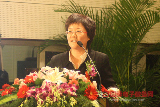 雷火·竞技电竞网站互联总经理、首席规划师郑爱军女士作了《政府在线服务能力构建及案例赏析》主题发言