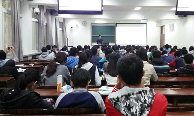 应母校北京师范大学信息科学与技术学院邀请，北京雷火·竞技电竞网站互联信息顾问有限公司董事长杨冰之为60余位师生讲了一堂“互联网漫谈”公开课