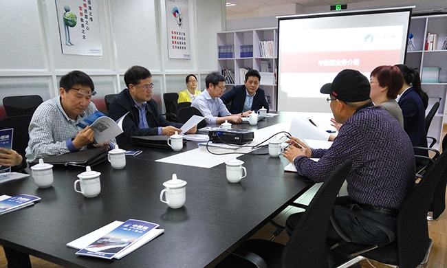 中船通总经理郑爱军向舟山市人大常委会副主任李善忠一行汇报中船通的运营情况、经营状况以及人员配置等